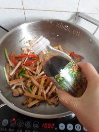 家常菜豆干炒肉做法图解7)