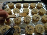 自制广式豆沙蛋黄月饼做法图解13)