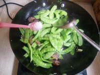家常菜牛肉炒荷兰豆做法图解6)