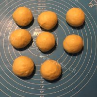 美味的蛋黄排包做法图解6)