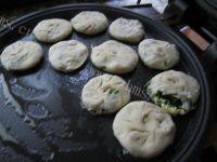 美味的鸡蛋韭菜饼做法图解11)