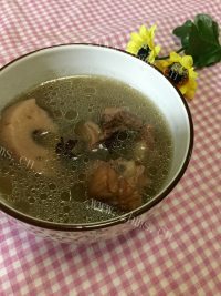 美味的莲藕排骨汤做法图解9)