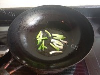 美味的青蒜炒羊血做法图解4)