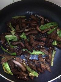 美味的辣炒五香肉做法图解6)