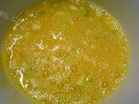 家常菜葱花炒鸡蛋做法图解4)