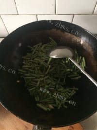 美味营养的素炒豇豆做法图解4)