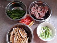 家常菜豆干炒肉做法图解1)