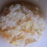 好喝的玉米渣银耳羹做法图解3)
