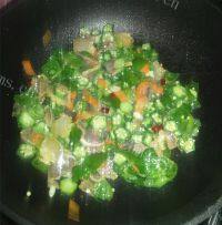 咸肉片炒秋葵做法图解10)