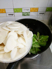 美味的青菜海米年糕做法图解5)
