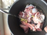 美味的萝卜大骨汤做法图解2)