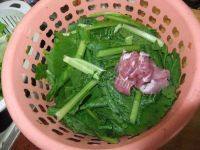 美味的咸蛋芥菜汤做法图解3)