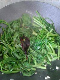 清淡的蒜蓉炒菜心做法图解6)