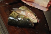 热腾腾的剁椒鱼头做法图解2)