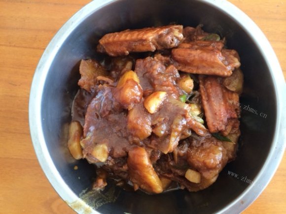 色泽鲜亮的土豆烧鸡翅