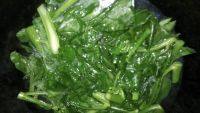 诱人的腊肉炒芥兰做法图解6)