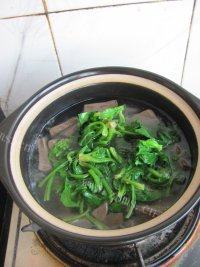 菠菜鸭血粉丝汤做法图解7)