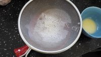 美味的北极虾肉末蒸蛋羹做法图解5)