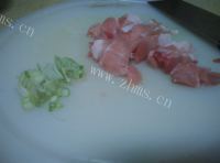 诱人的油菜炒肉做法图解1)