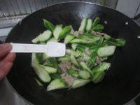 家常菜瘦肉炒丝瓜做法图解7)