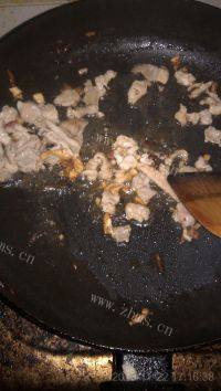 好吃不腻的肉片炒莴笋做法图解4)