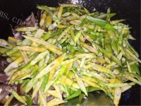 美味的石门腊肉炒箭笋做法图解9)