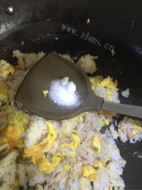 妈妈最爱的虾仁炒饭做法图解6)