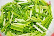 美味的蒜薹土豆条做法图解1)