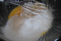 色香味俱全的草莓奶油蛋糕做法图解3)