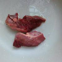 家常菜冬笋炒牛肉做法图解1)