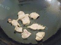 螺旋藻豆芽肉片汤做法图解4)