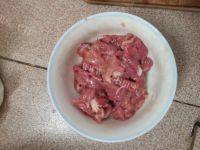 外婆教我做蒜薹炒肉做法图解2)