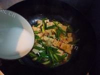 家常菜蒜苗烧豆腐做法图解12)