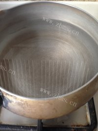 热腾腾的紫菜蛋花汤做法图解4)
