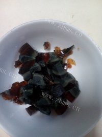 可口的皮蛋瘦肉粥做法图解6)