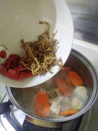 自制金银花杞子瘦肉猪腰汤做法图解5)