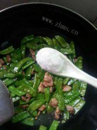家常菜荷兰豆炒瘦肉做法图解5)