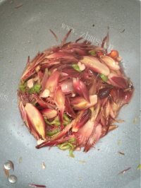 美味的鲜炒洋荷姜做法图解7)