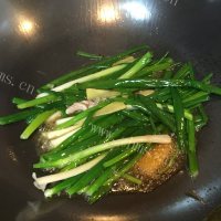 营养丰富的葱焅鲫鱼做法图解6)