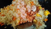 美味的菠虾仁萝炒饭做法图解12)