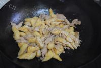 好吃的豆腐泡炒肉片做法图解7)