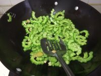 降火的清炒苦瓜片做法图解3)