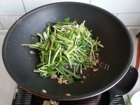 营养丰富的虾皮炒韭菜做法图解6)