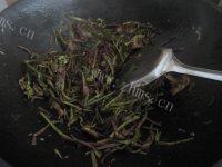 简易五花肉炒蕨菜做法图解9)
