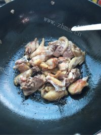 口感丰富的小鸡蘑菇炖粉条做法图解5)