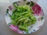 家常菜腊肠炒芹菜做法图解2)