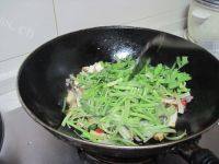 家常的芹菜香干炒肉做法图解8)