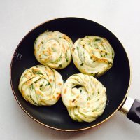 口感极佳的葱油手抓饼做法图解13)