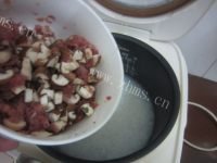 香浓的香菇肉末蔬菜粥做法图解6)