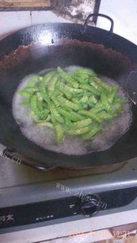 家常菜青椒炒鱿鱼做法图解2)